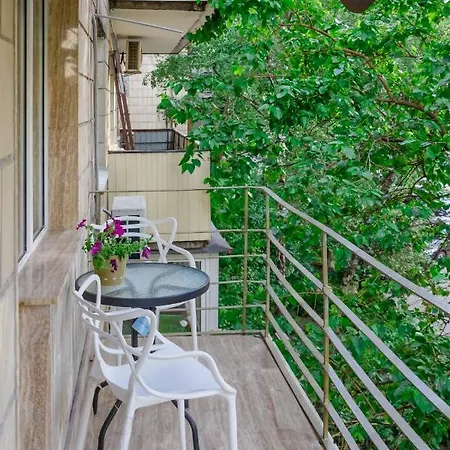 Charming In The Heart Of The Near The Botanical Garden